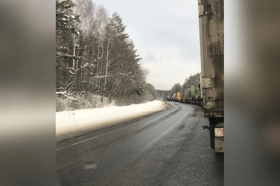 На М-5 у Юрюзани в сторону Челябинска образовалась вереница большегрузов. Фото: Настя Разбежкина vk.com