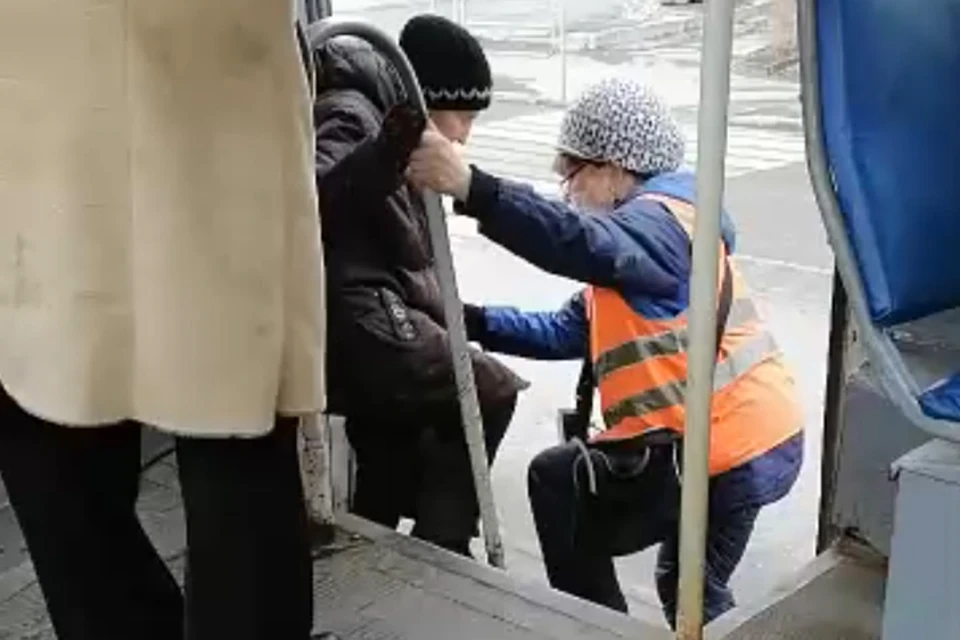 Кондуктор и незнакомая пассажирка помогли пожилой женщине выйти из трамвая. Фото: кадр из видео vk.com/nashchelyabinsk