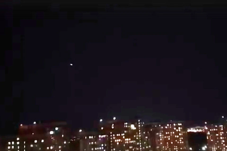 В Петербурге в небе заметили светящийся объект. Многие приняли его за НЛО.