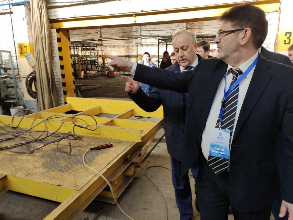 Директор Сергей Ключарев показал губернатору как все устроено на новом заводе