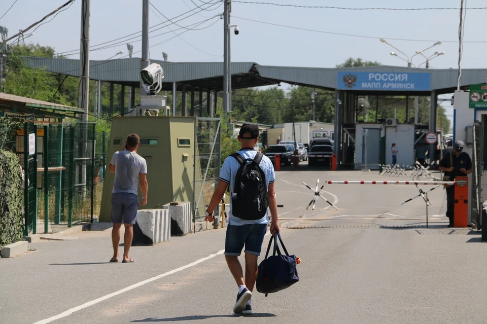 Сегодня на крымско-украинской границе работает три КПП.