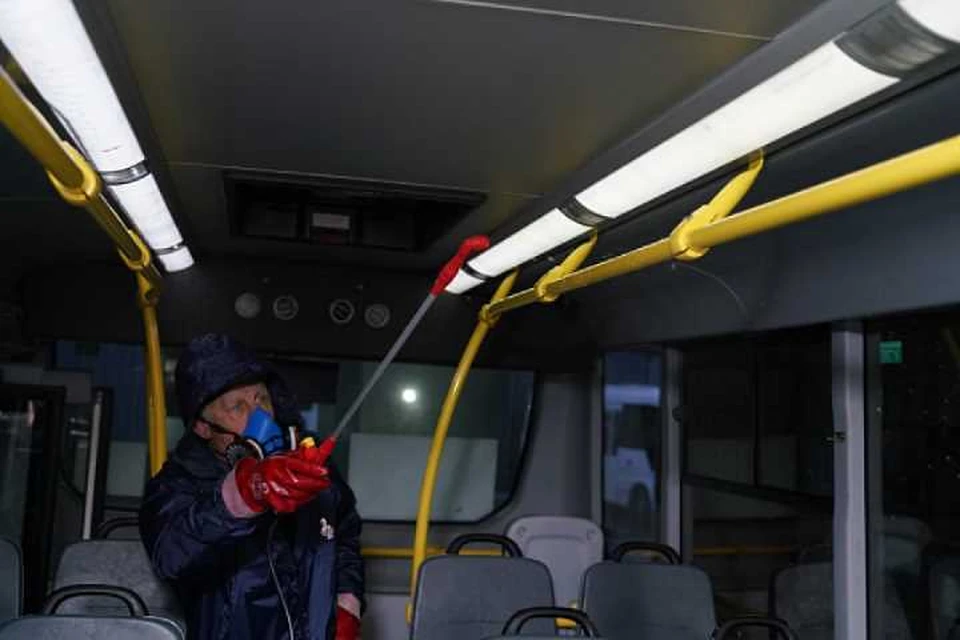 Обработка салона автобуса в Сочи. Фото МКУ "Агентство Инком"