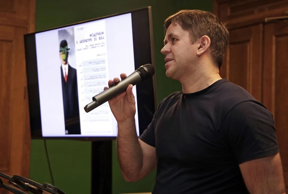 Приморский писатель Максим Жук на лекции в галерее. Фото: сайт ПГКГ