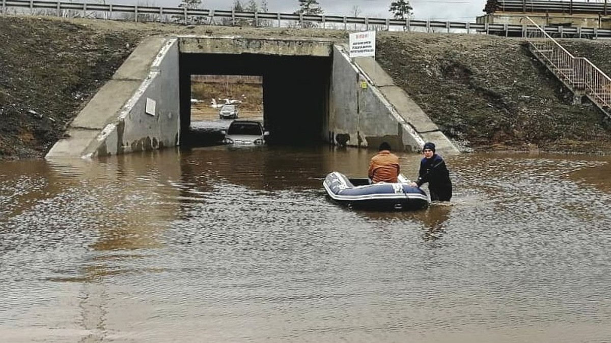 Под затопленным мостом на М-5 утонул еще один автомобиль - KP.RU