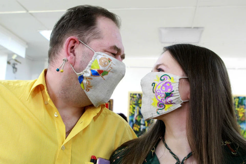 Иркутские художники решили отпугнуть коронавирус флешмобом в масках