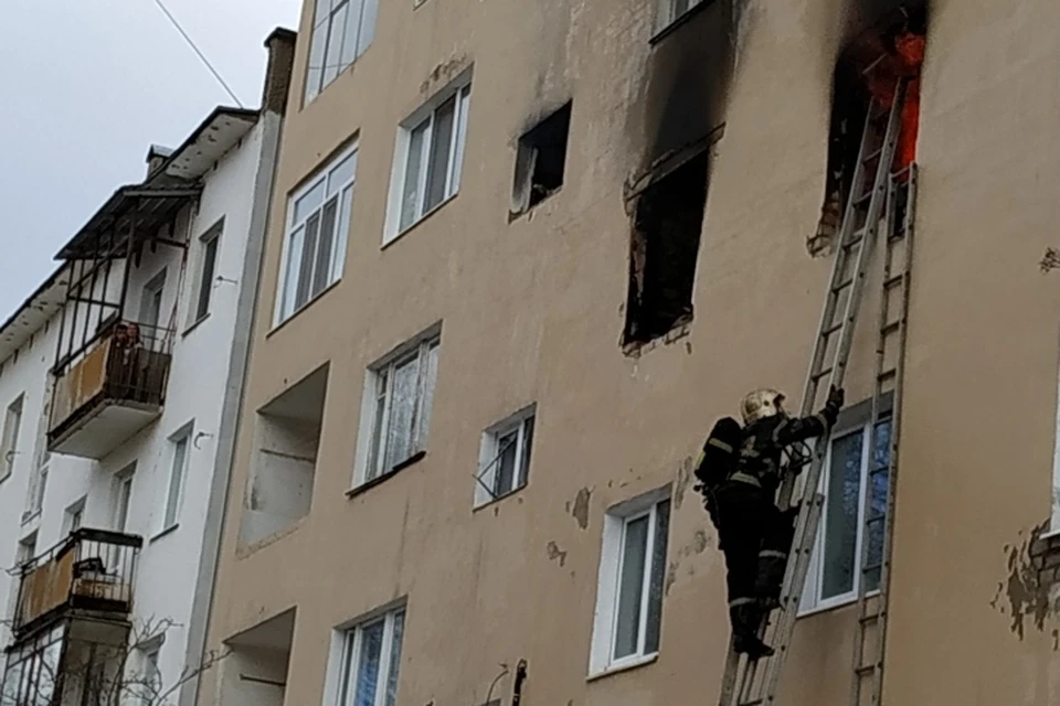 Пожарные долго не могли попасть внутрь охваченной пламенем квартиры.