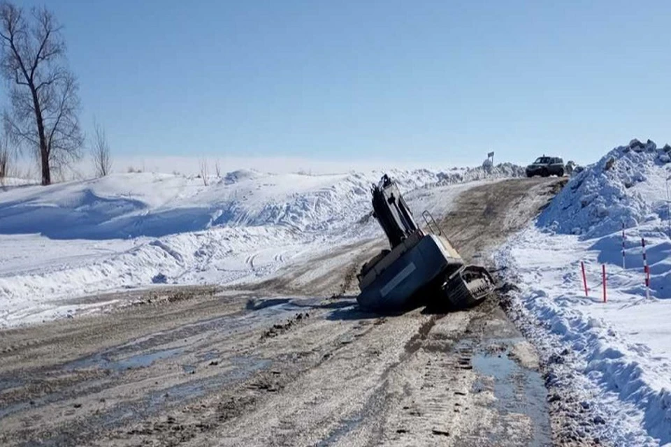 Экскаватор провалился под лед на зимней дороге в ХМАО. Фото МЧС Югры.
