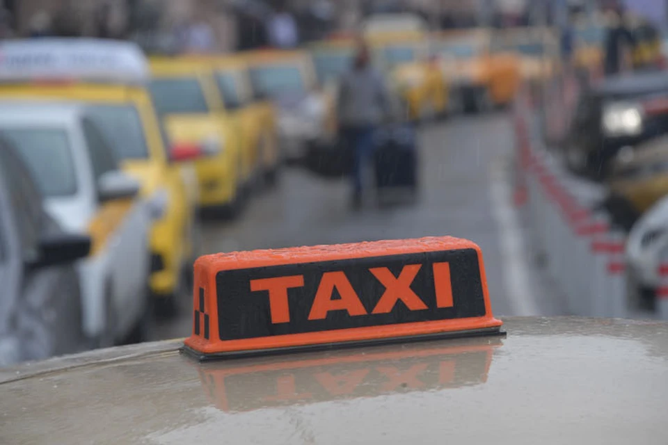 В Бишкеке запретили работать городскому транспорту и такси.