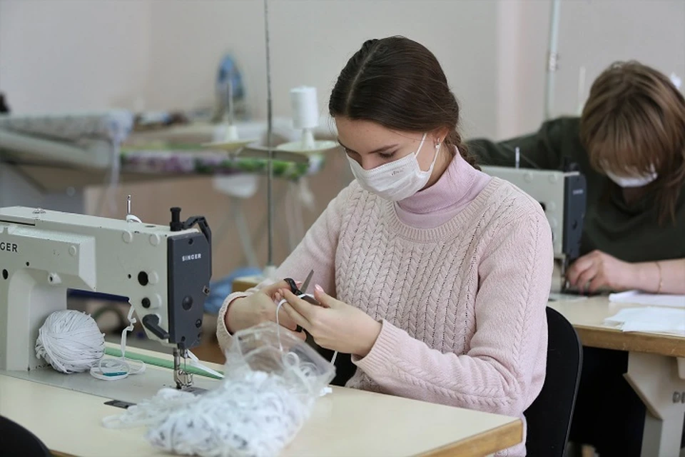 Молодежь Сургута начала пошив медицинских масок. Фото администрации города.