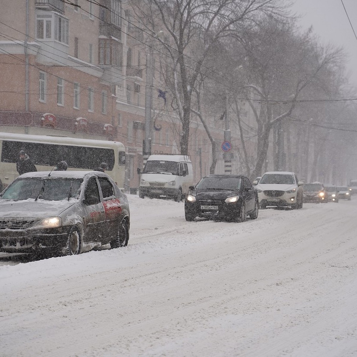 Само растает? Из-за трехдневного снегопада в Самаре автобусы буксуют, а  машины не могут выехать со двора - KP.RU