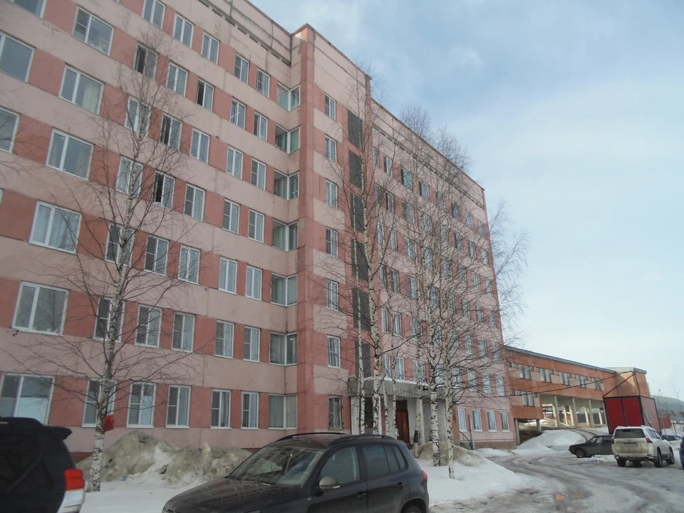 Больница в Эжве закрыли на карантин, без пропуска не пробиться. Фото Андрея Коврижных