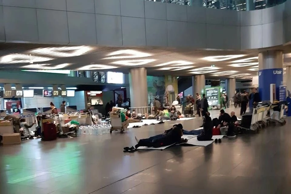 Гастербайтеры в аэропортах Москвы Фото: предоставлено очевидцем