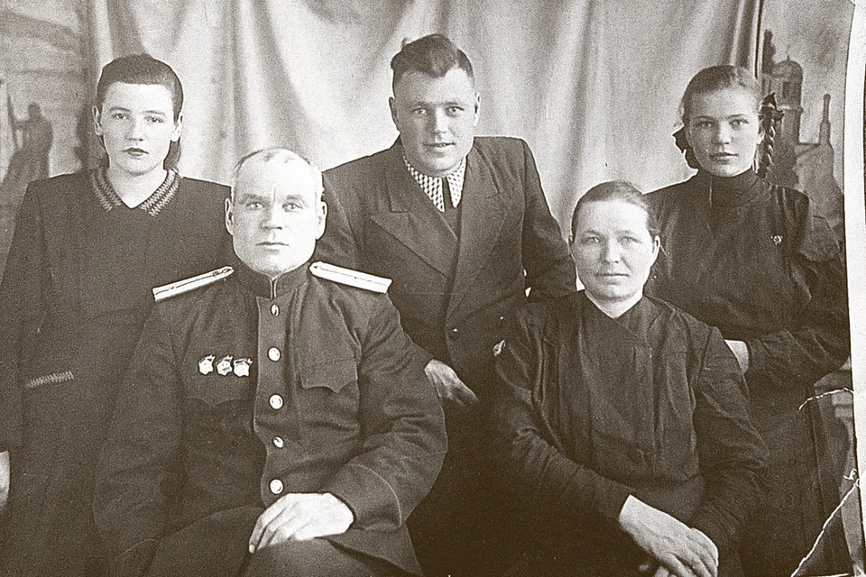 Семья основателя династии Агиенко-Емелиных-Беспаловых-Толчиных. Никифор Тарасович в нижнем ряду слева. Фото: личный архив.