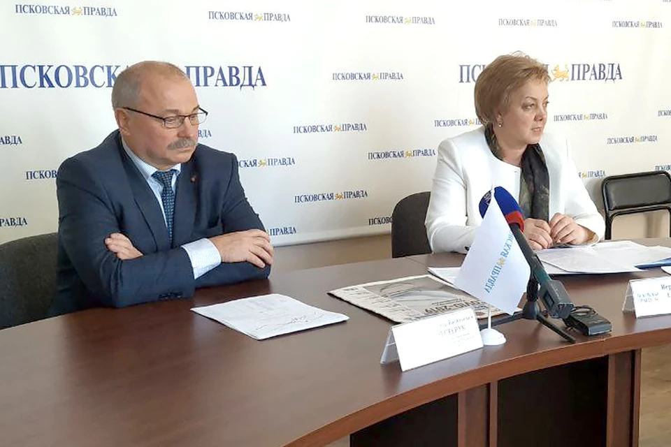 Вера Емельянова и Александр Нестерук призывают жителей региона беречь людей пожилого возраста и соблюдать все ограничительные и профилактические меры для борьбы с короновирусом. Фото Олега Томилина.