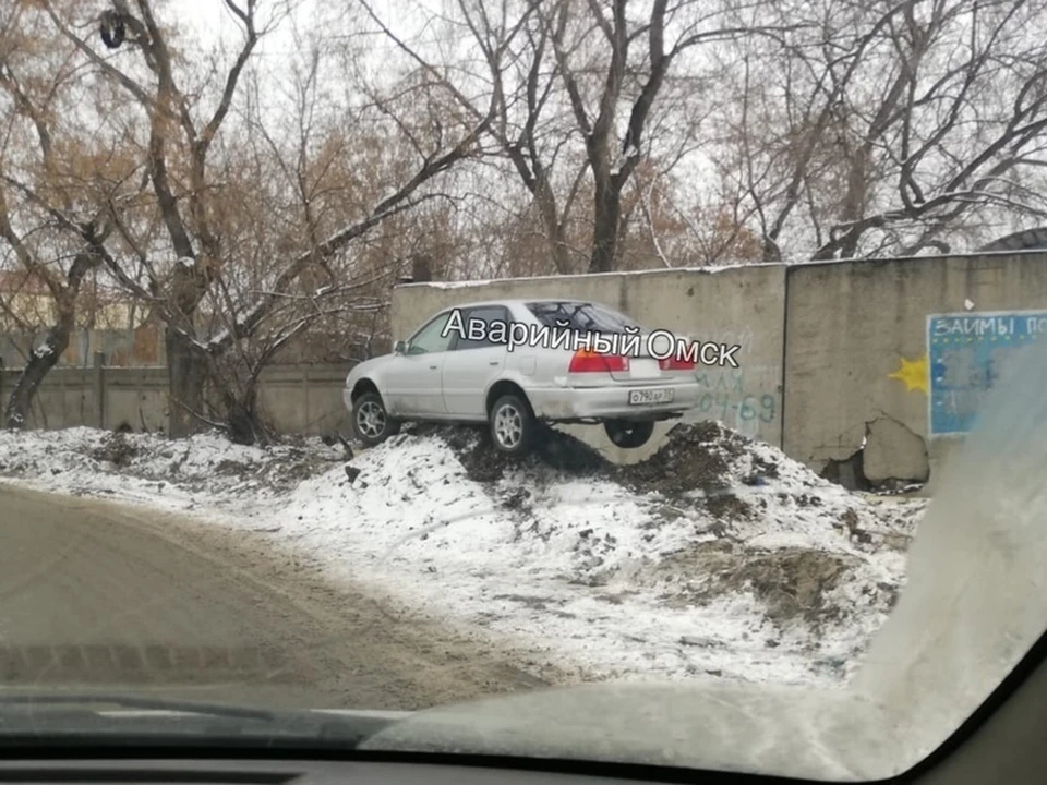 Водитель влетел на сугроб.