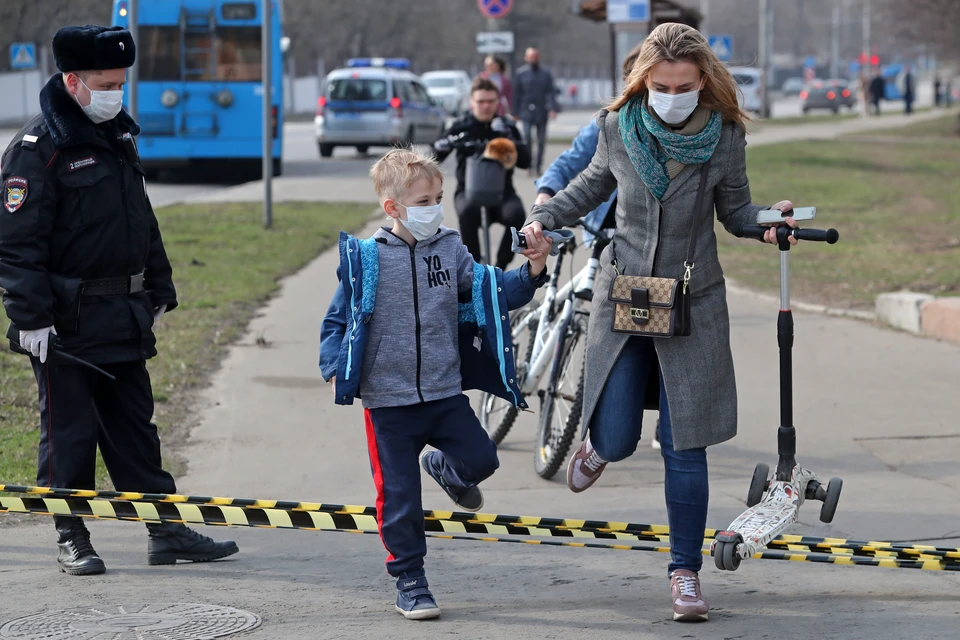 Москвичи, несмотря на запрет идут гулять в парк Серебряный бор. Фото: Сергей Карпухин/ТАСС