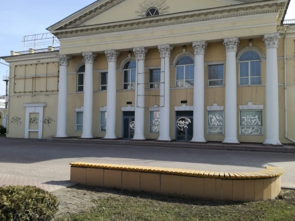 Неизвестные изуродовали надписями фасад здания