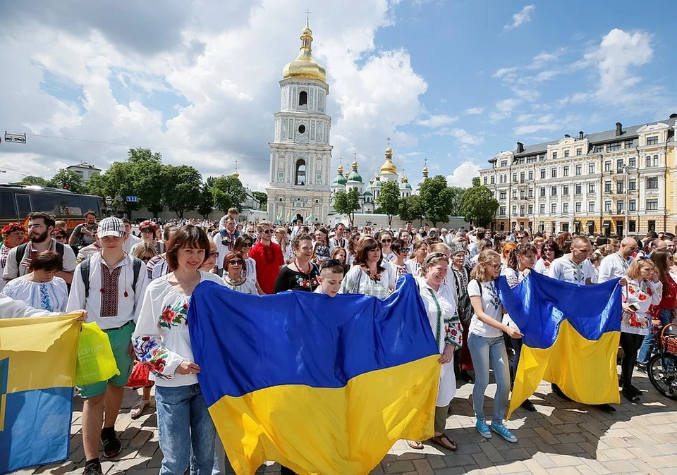 «Хотите, меня убивайте»: Украинка на коленях извинилась за заражение коронавирусом
