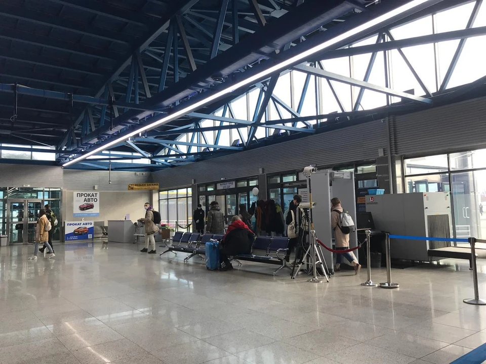 В аэропорту на Сахалине граждане по приезде заполняют анкеты и подписывают предписания
