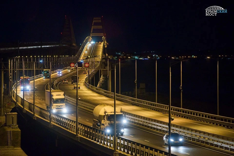 Движение грузовиков по Кымскому мосту не ограничено. Фото: Инфоцентр Крымский мост