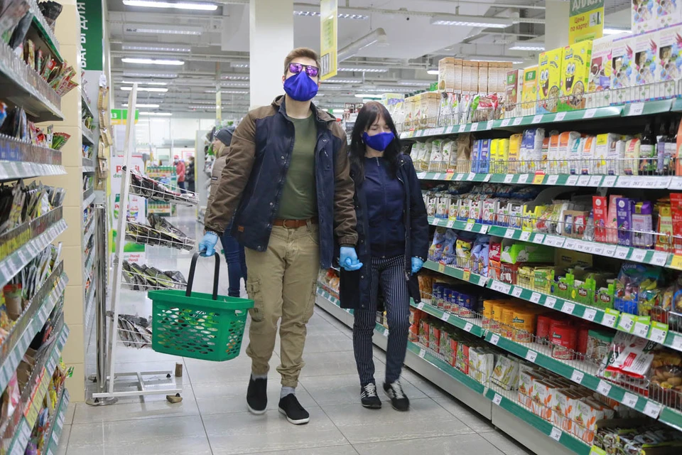 Министерство промышленности и торговли РФ разослало в регионы страны письмо с разъяснениями по поводу магазинов, куда могут ходить люди во время эпидемии коронавируса.