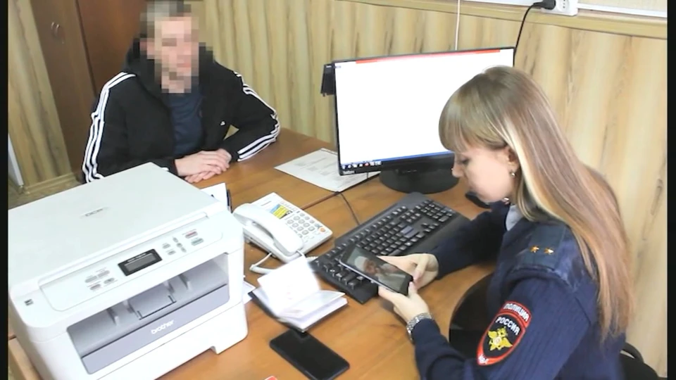 Беседа в полиции. Скриншот видео с сайта УМВД России по Приморскому краю