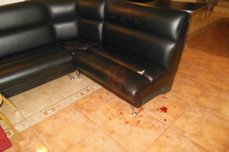 После четырех ударов 21-летний парень уже не встал с дивана в клубе. Фото: Следственный комитет по Мурманской области