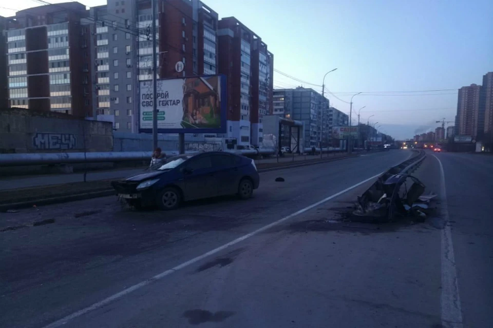 Иномарка врезалась в ограждение на дороге в Хабаровске