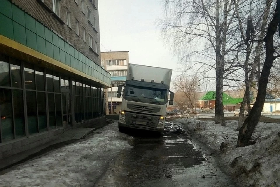 Дорожка для пешеходов сильно потрескалась под весом грузовика.