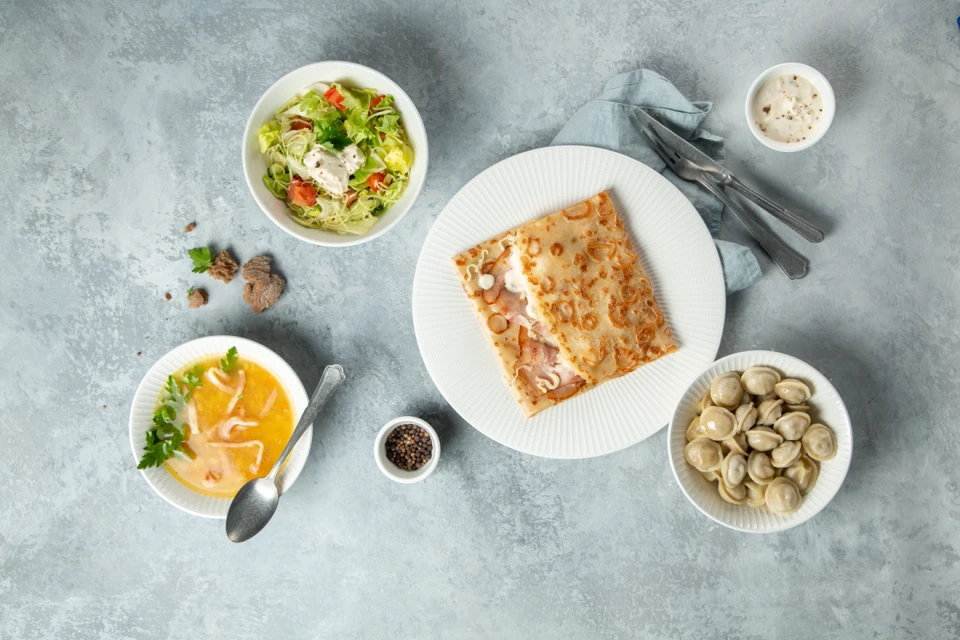 Наваристый суп, сочные пельмени с хрустящим салатом и ароматный блин – полноценный обед готов! Фото предоставлено пресс-службой компании «Теремок».