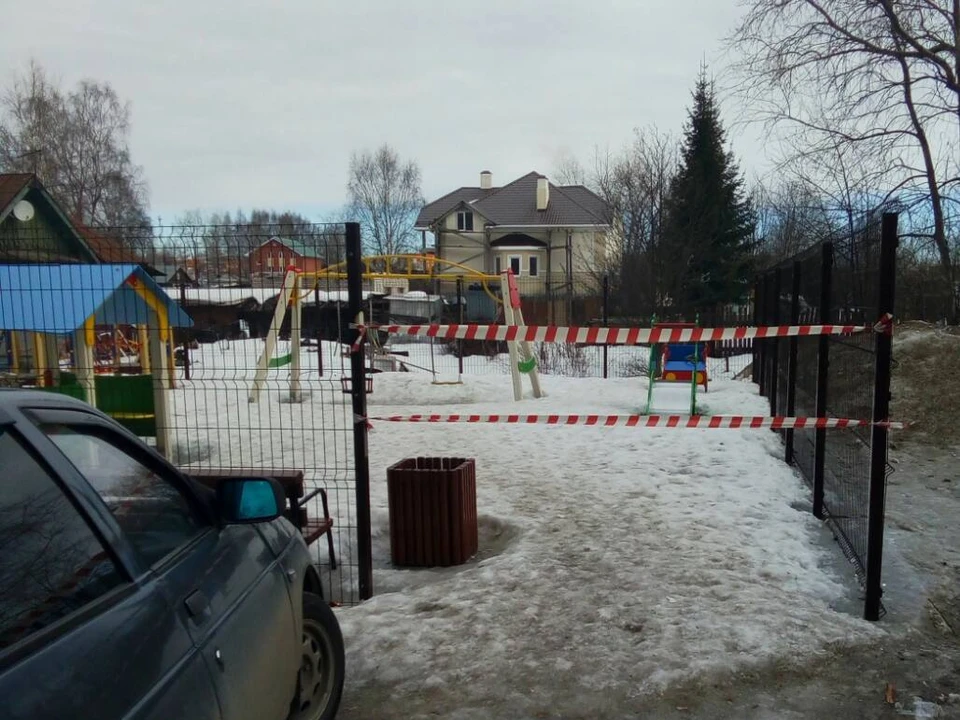 В Сыктывкаре начали ограждать детские и спортивные площадки. Фото представлено администрацией Сыктывкара.