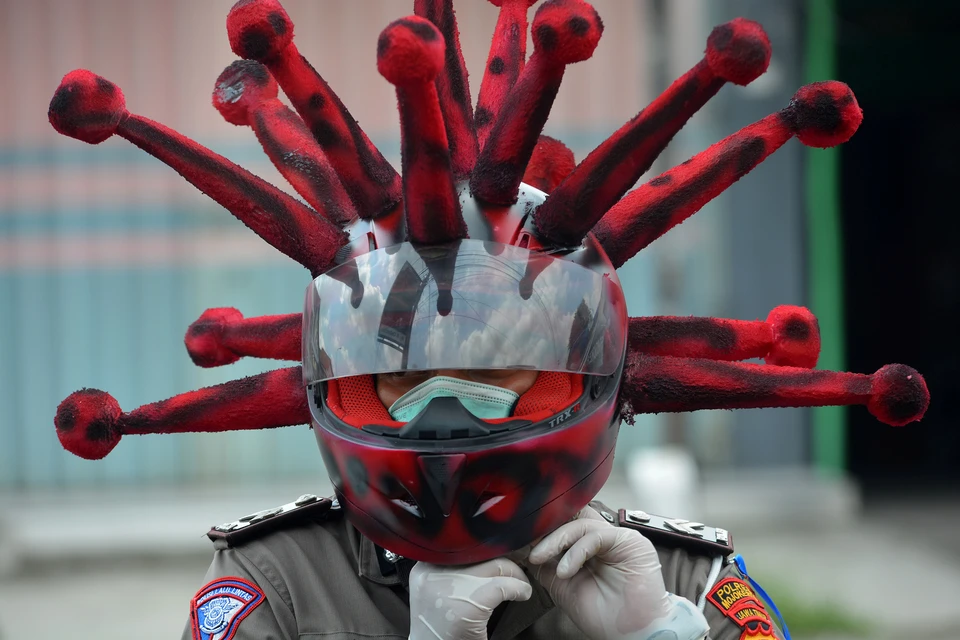 Шлем полицейского в виде коронавируса в Индонезии.