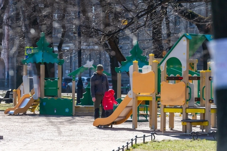 В Санкт-Петербурге оштрафовали на 15 тысяч горе-отца, который вывел малыша прогуляться на закрытую детскую площадку.