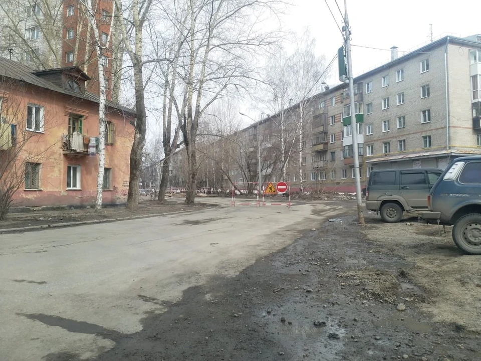 Водителей просят быть внимательнее и объезжать перекрытый участок