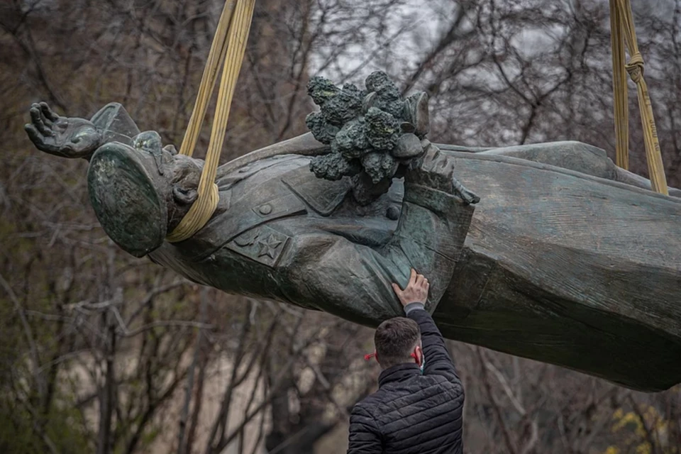 Весной 45-го чехи забрасывали Конева цветами. Фото: EPA/MARTIN DIVISEK/ТАСС.