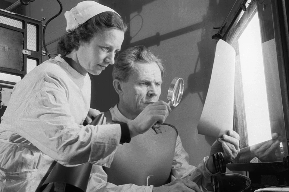 Московские врачи за изучением рентгеновского снимка, начало 1950-х, фото ТАСС.