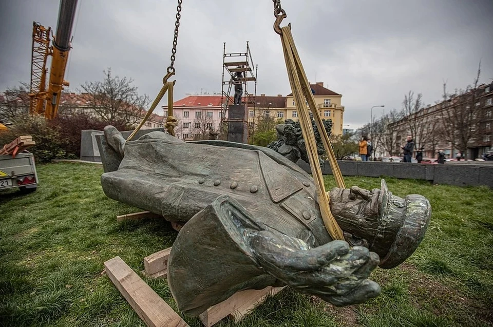 Памятник был установлен в Праге Фото: EPA/MARTIN DIVISEK/ТАСС