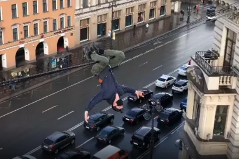 В Петербурге экстремал сделал зарядку на проводах. Фото: кадр с видео: instagram.com/spb_hardcore