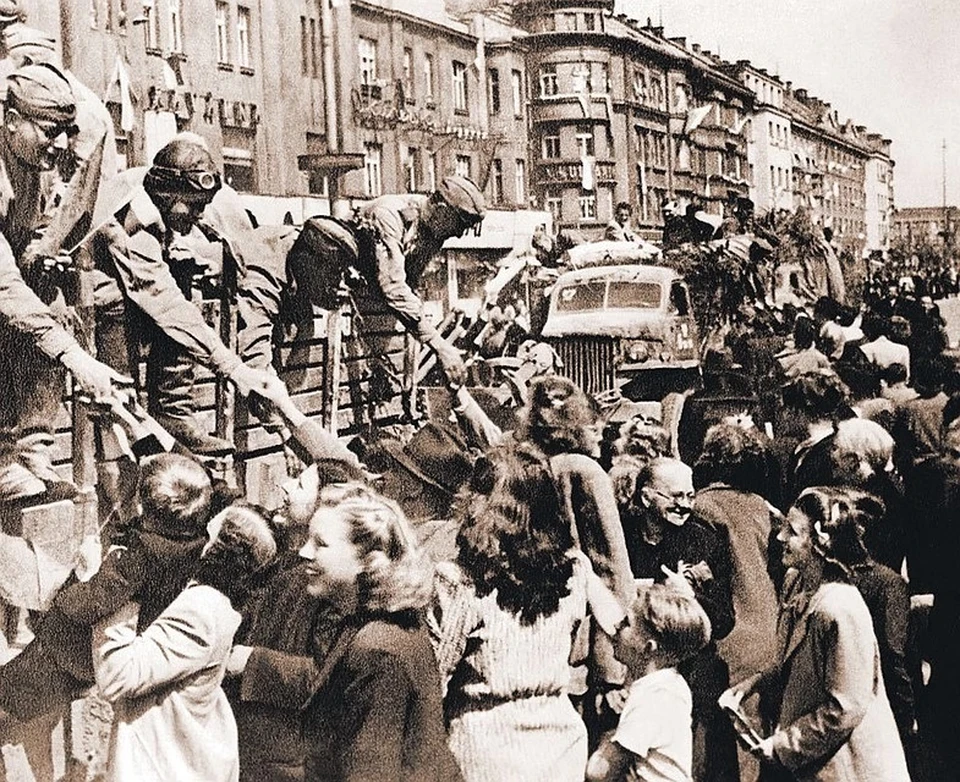 Так советских воинов-освободителей 9 мая 1945-го встречала Прага.