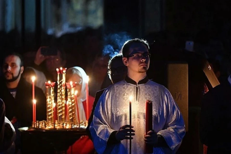 Пасха в 19 году. Пасха в Иркутске. Священник освящённый светом на задние фоне. Картинки с. черный «Пасхальный визит»,.