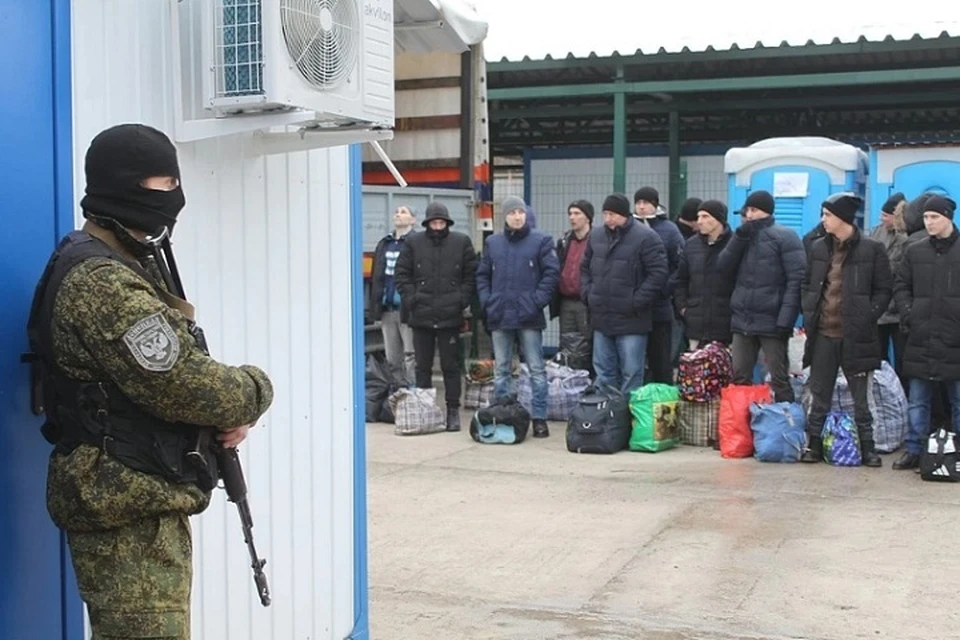 Новости между украиной. Глава ДНР Павел. Донбасс обмен пленными 2017-2018. Украинские пленные бабы. 16 Декабря обмен военнопленными.