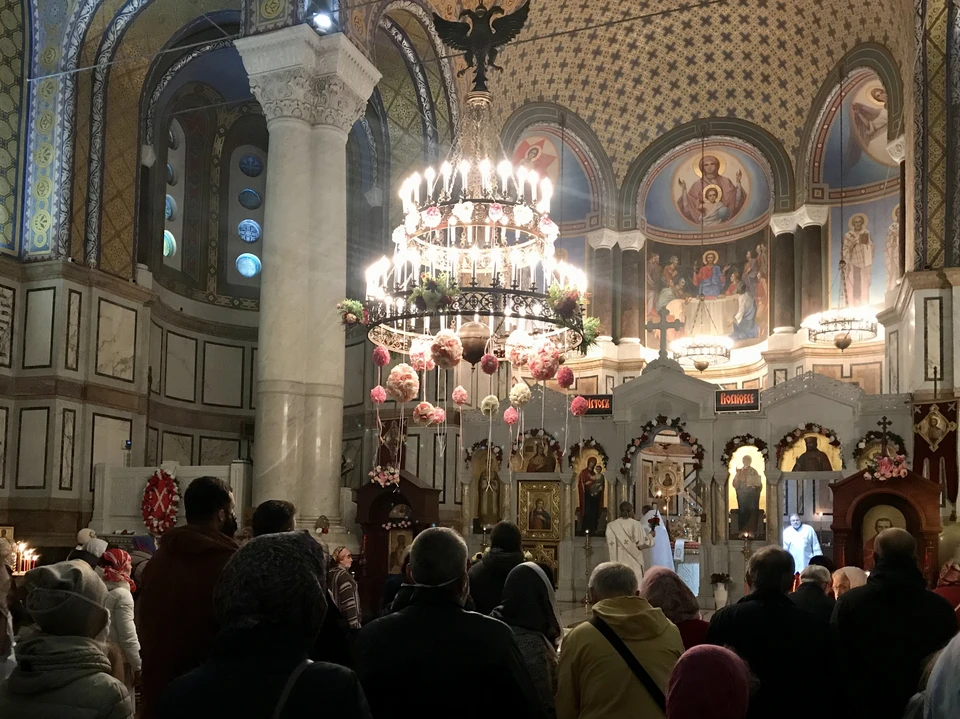 В храмах во время службы прихожане стоят близко друг к другу, но каждый в этот момент далеко - в своих мыслях.