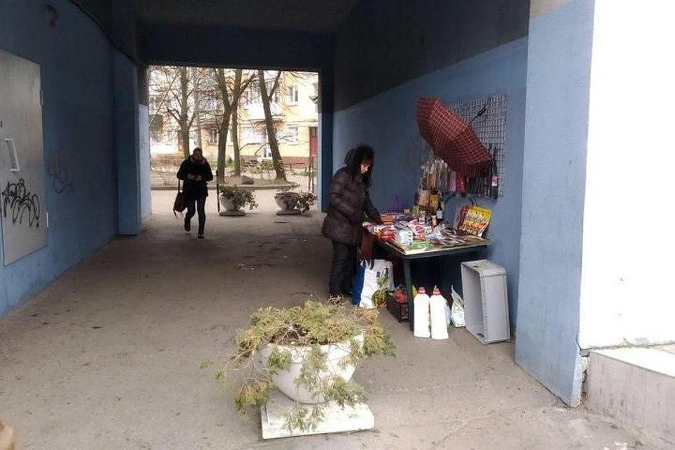 Один из жильцов регулярно открывал торговцам шлагбаум для проезда техники и выкладки товаров под аркой. Он делал это за колбасу.