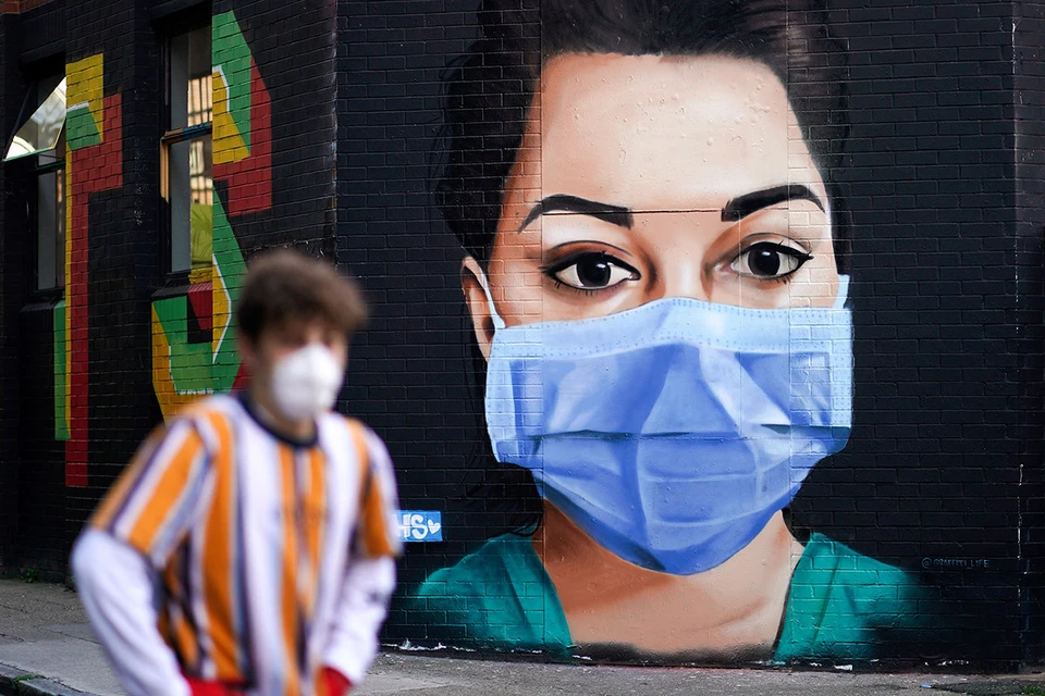 Уличный рисунок на тему пандемии в Лондоне.