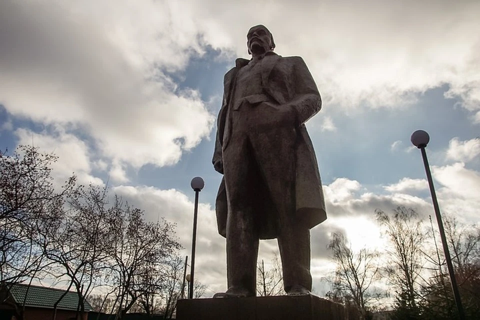 В Алакаевке стоит памятник Владимиру Ленину