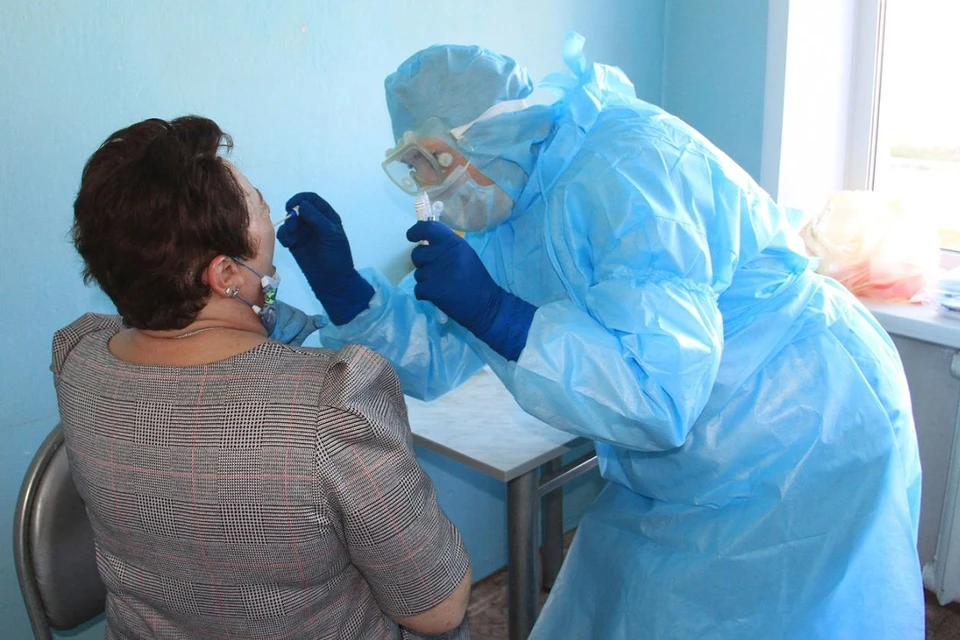 Медик берет анализ на коронавирус. Фото: минздрав Алтайского края
