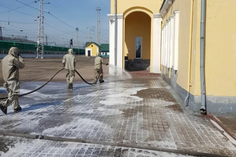 Сотрудники МЧС дезинфицируют вокзал Междуреченска. Фото: ГУ МЧС России по Кемеровской области