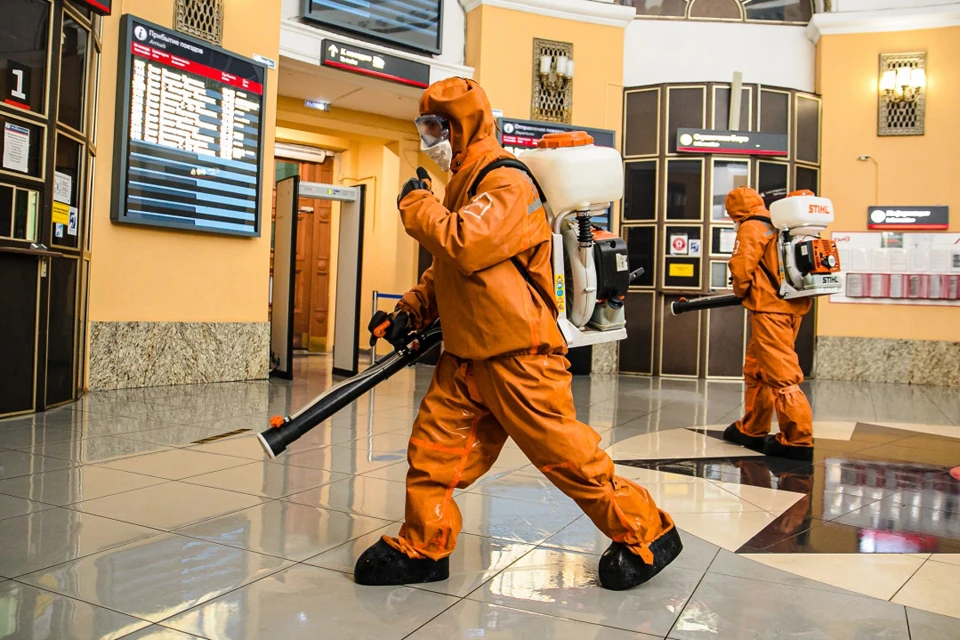 Сотрудники МЧС обработали железнодорожный вокзал от коронавируса. Фото: Правительство Мурманской области