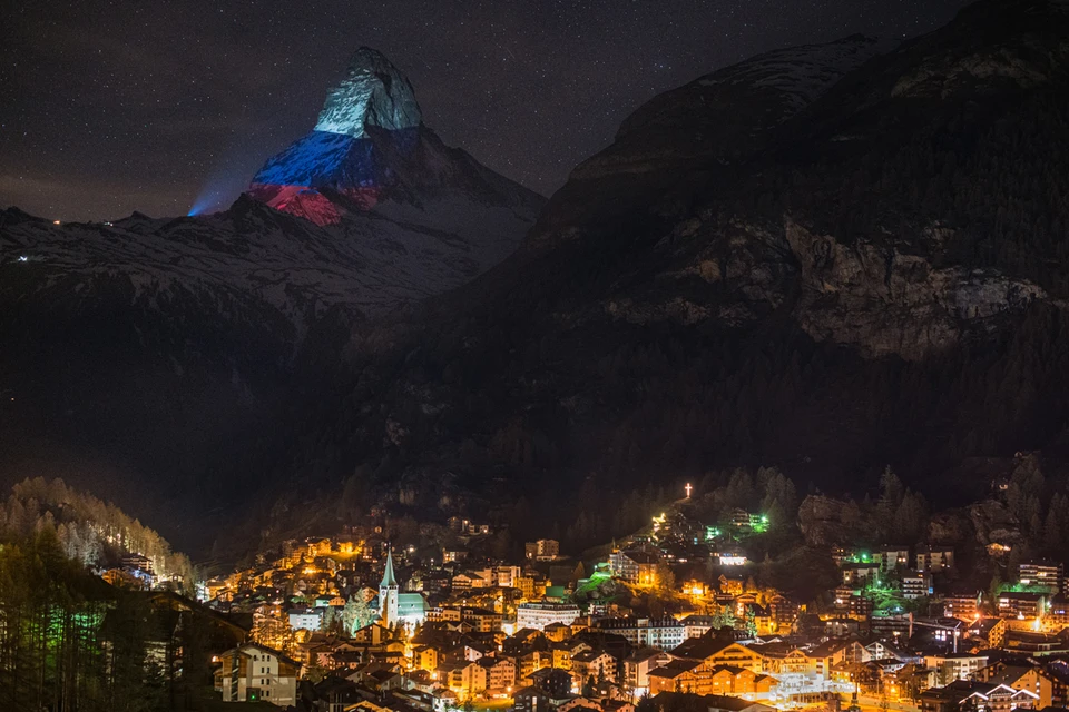 Гору Маттерхорн, одну из самых известных альпийских вершин подсветили цветами российского триколора. (с) Light Art by Gerry Hofstetter / Foto Michael Portmann