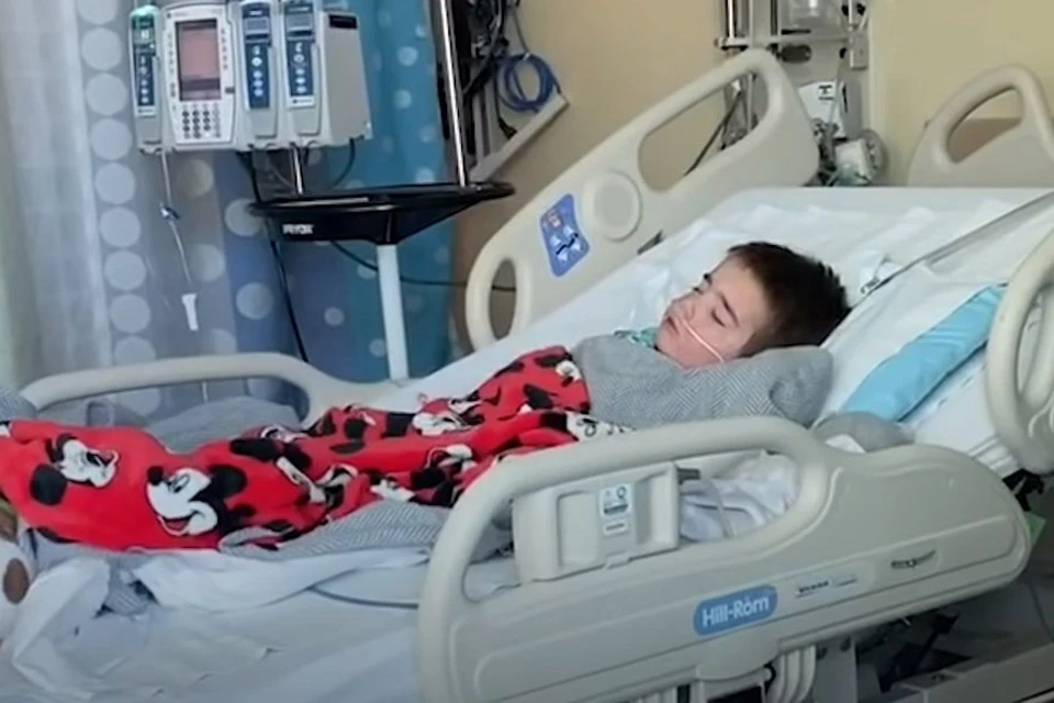 Врач из штата Колорадо опубликовала видео, на котором её четырёхлетний сын плачет и кашляет, задыхаясь от коронавируса.